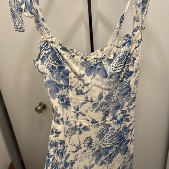 Reformation floral dress size 4. Fits as a 2/4. Worn once. Excellent condition - Picture 4 of 5